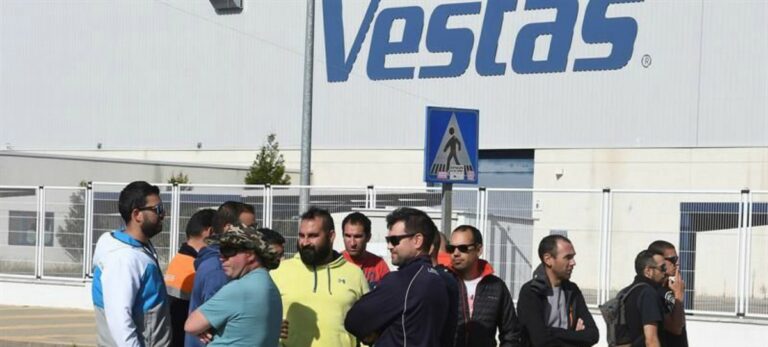 Trabajadores de Vestas durante la concentración frente a la planta de Villadangos del Páramo, en León.