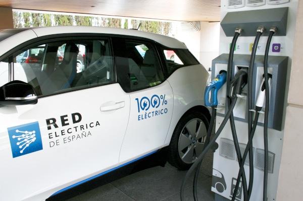 Un coche eléctrico recarga la batería gracias a la red eléctrica.