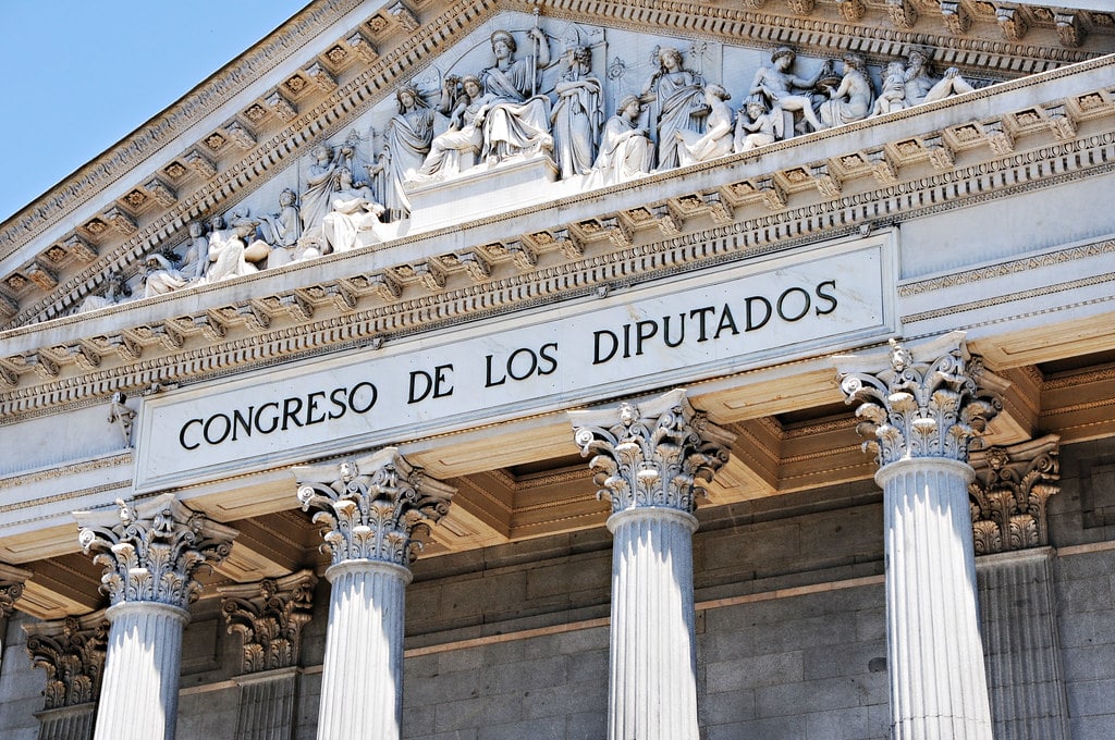 La solución a los récords de la luz: otra comisión parlamentaria para engordar aún más las nóminas de los diputados