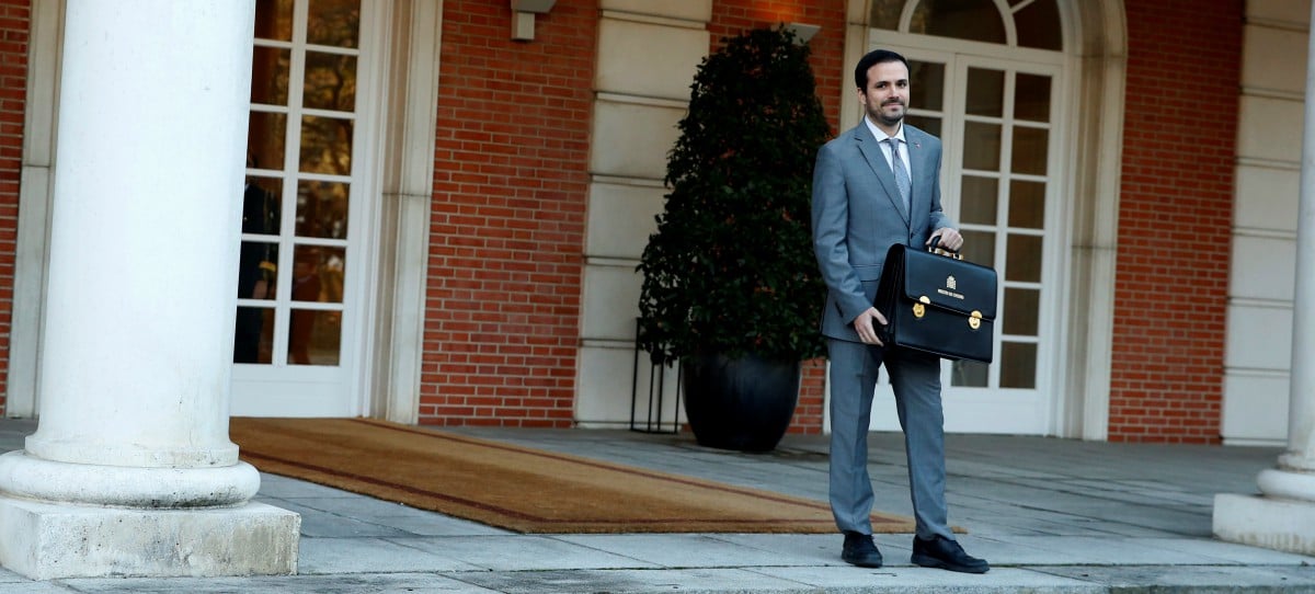 Garzón, el ministro ausente, se despide del Gobierno con una cruzada contra las aerolíneas