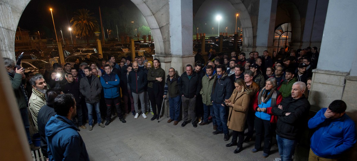 Sniace cierra y deja en la calle a sus trabajadores por ‘una decisión política y quizás ideológica’ del Gobierno de España