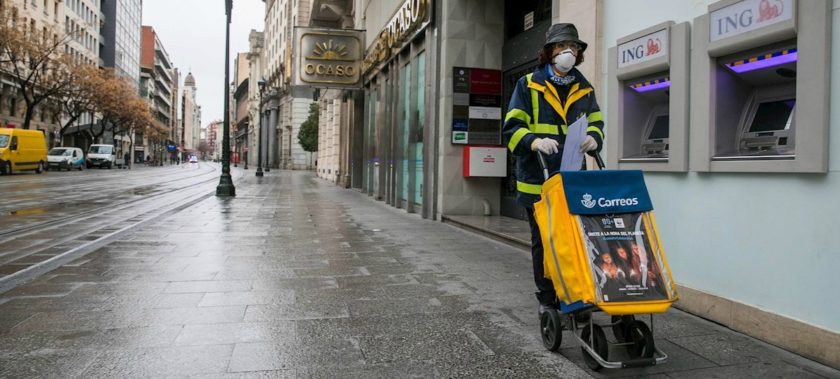 Carteros de Correos en patinete eléctrico