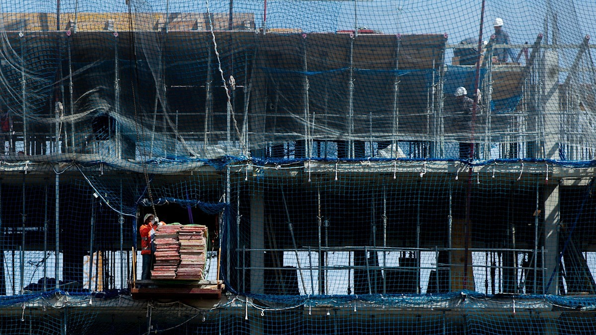 La construcción en España, de capa caída en producción y empleo