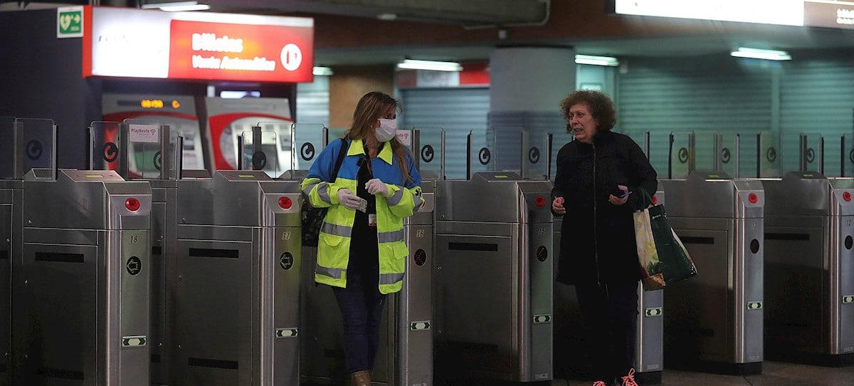 El Gobierno reparte mascarillas solo en el 20% de las estaciones de Metro de Madrid