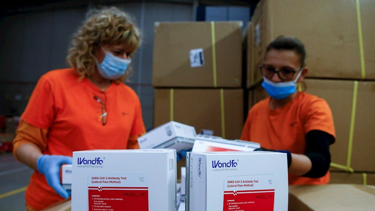 El Gobierno pasa de no recomendar las mascarillas a repartirlas en la calle a los trabajadores que vuelven el lunes al trabajo