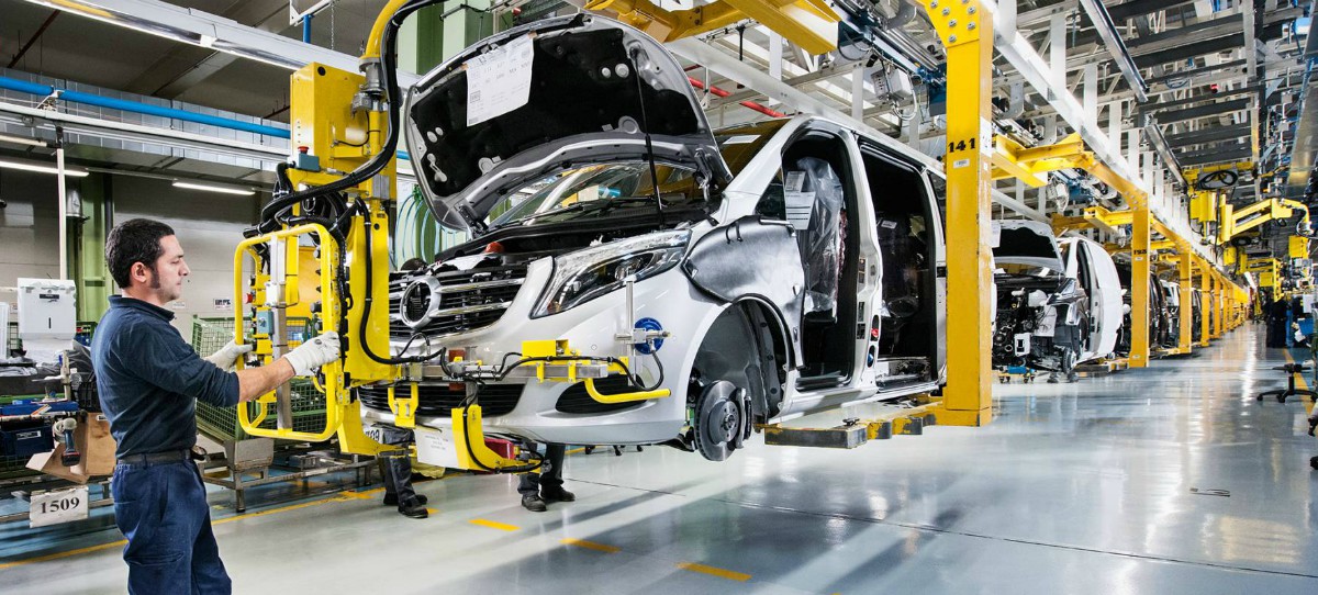 Mercedes Vitoria reduce más su previsión de producción por exceso de stock