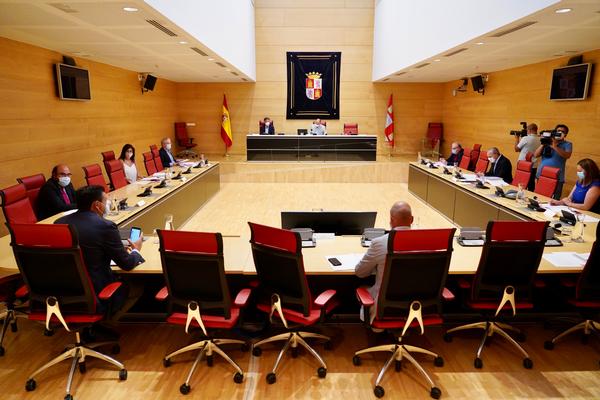 El PP llevará a las Cortes el decreto de medidas urgentes y el PSOE dice que impone nuevas condiciones