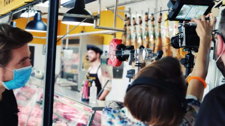Imágenes del rodaje de la miniserie de El Pozo Alimentación en el Mercado de Abastos de Alhama de Murcia.