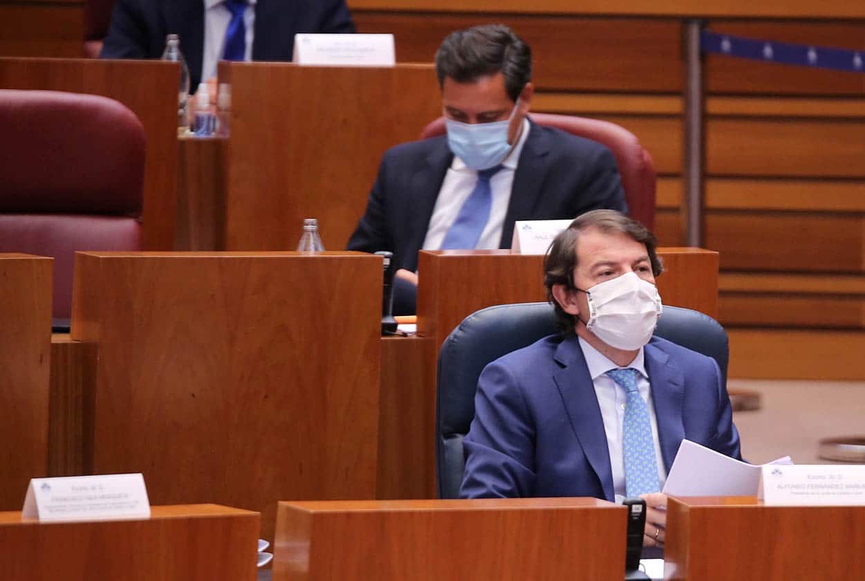 Mañueco insiste en que se ha aumentado el gasto sanitario y se ha contratado a 3.000 profesionales