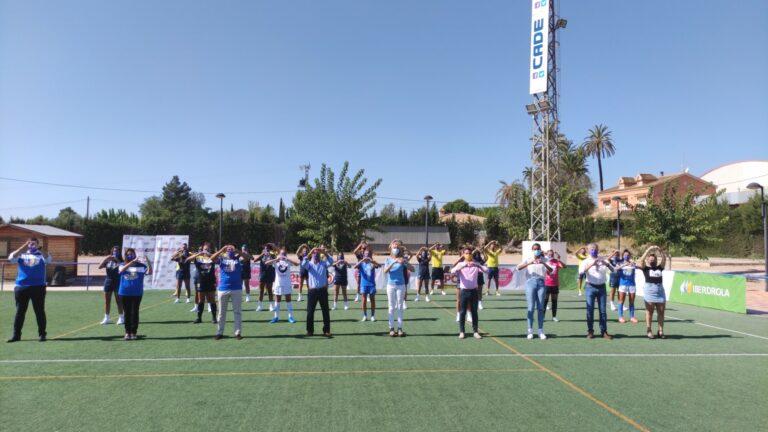FOTO DE FAMILIA: equipo Alhama Club de Fútbol ELPOZO Femenino que milita en RETO IBERDROLA junto al equipo directivo de ELPOZO ALIMENTACIÓN