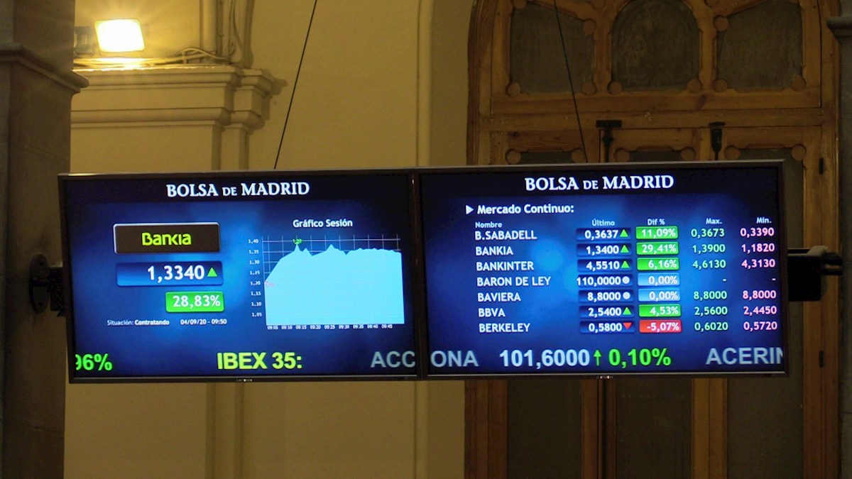 Los inversores aplauden en Bolsa la fusión Caixabank-Bankia y toman posiciones en el resto de la banca