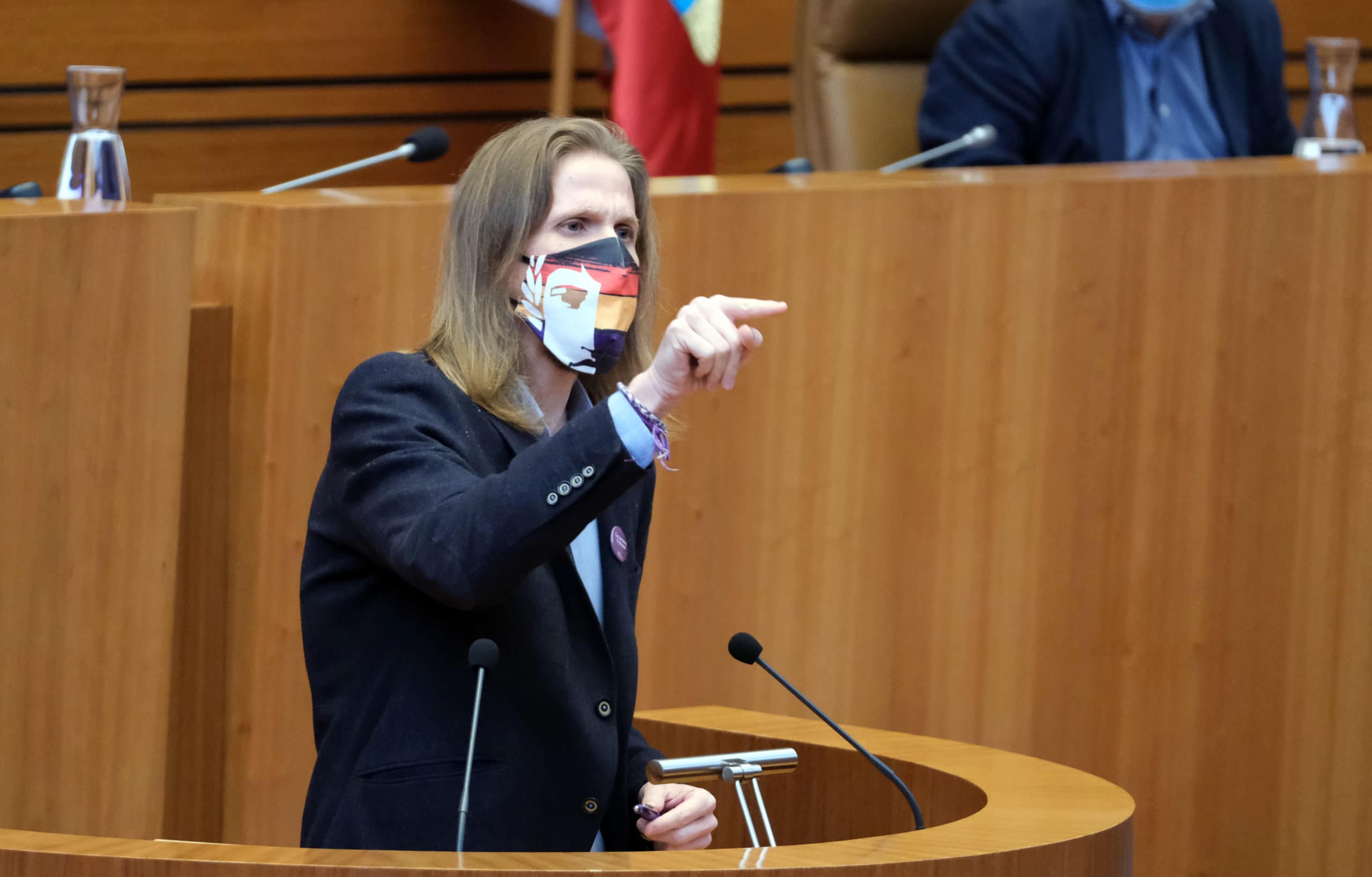 Un procurador de Podemos manda «a la mierda» a PP y Cs por defender al Rey