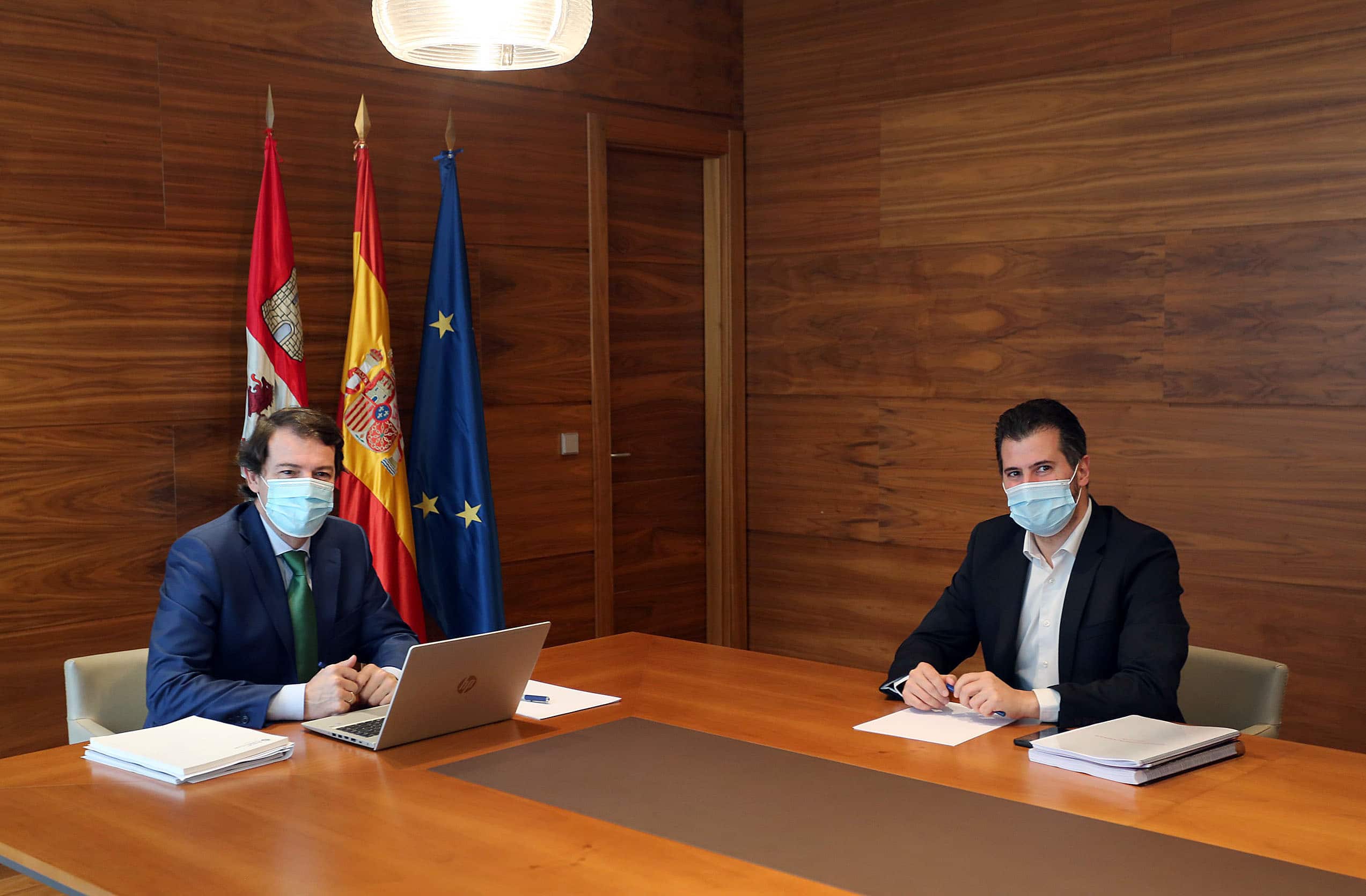 Mañueco plantea a los grupos coordinarse con comunidades del reto demográfico