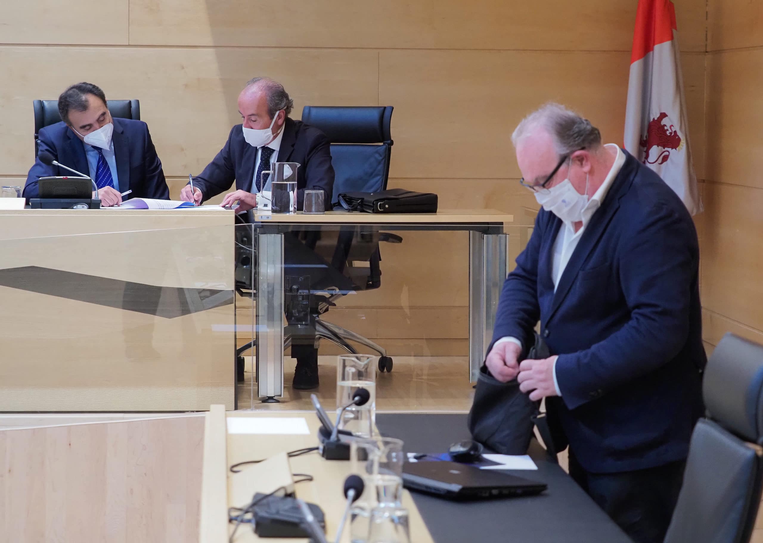 Fernando Esgueva dice en las Cortes que se desvinculó de las inversiones eólicas