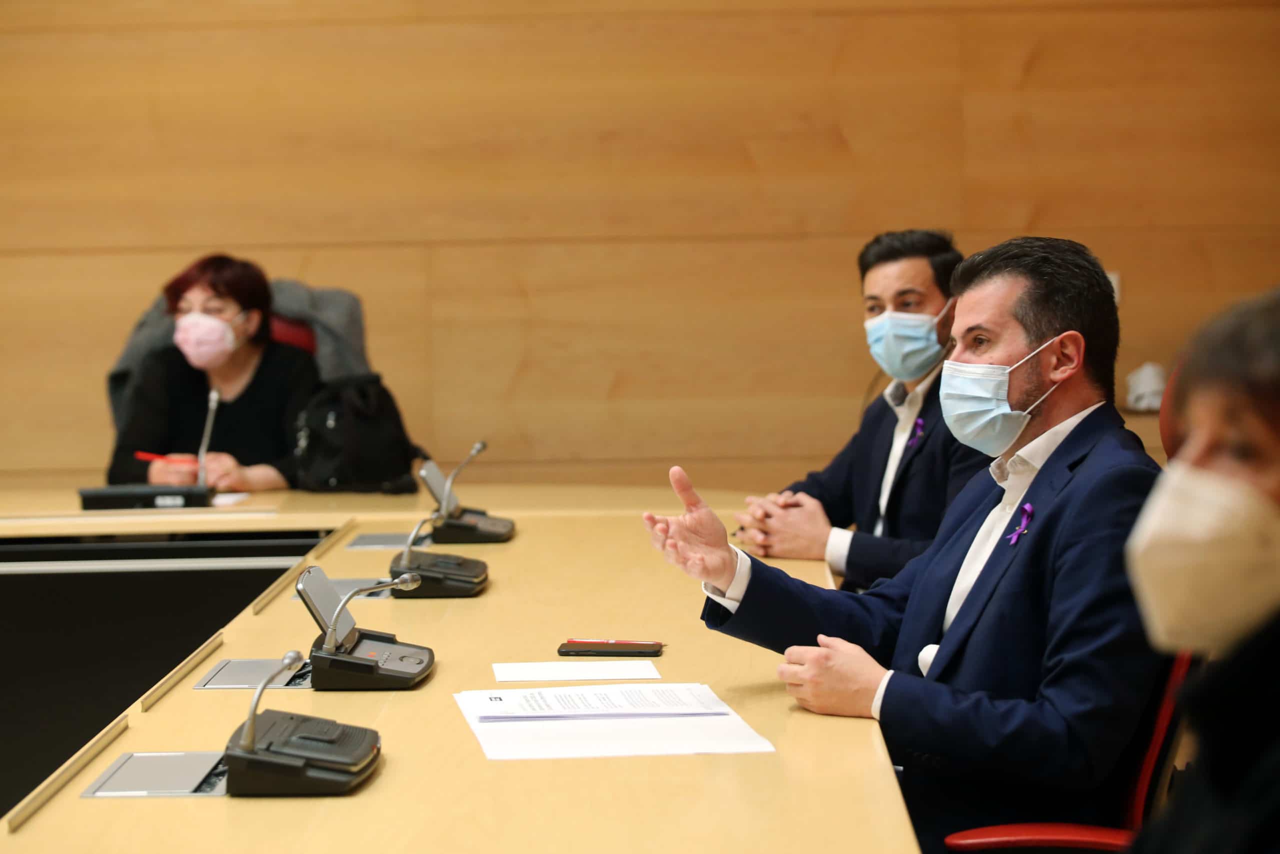 Tudanca insiste en que el decreto de prestaciones «ataca la dignidad de los sanitarios»