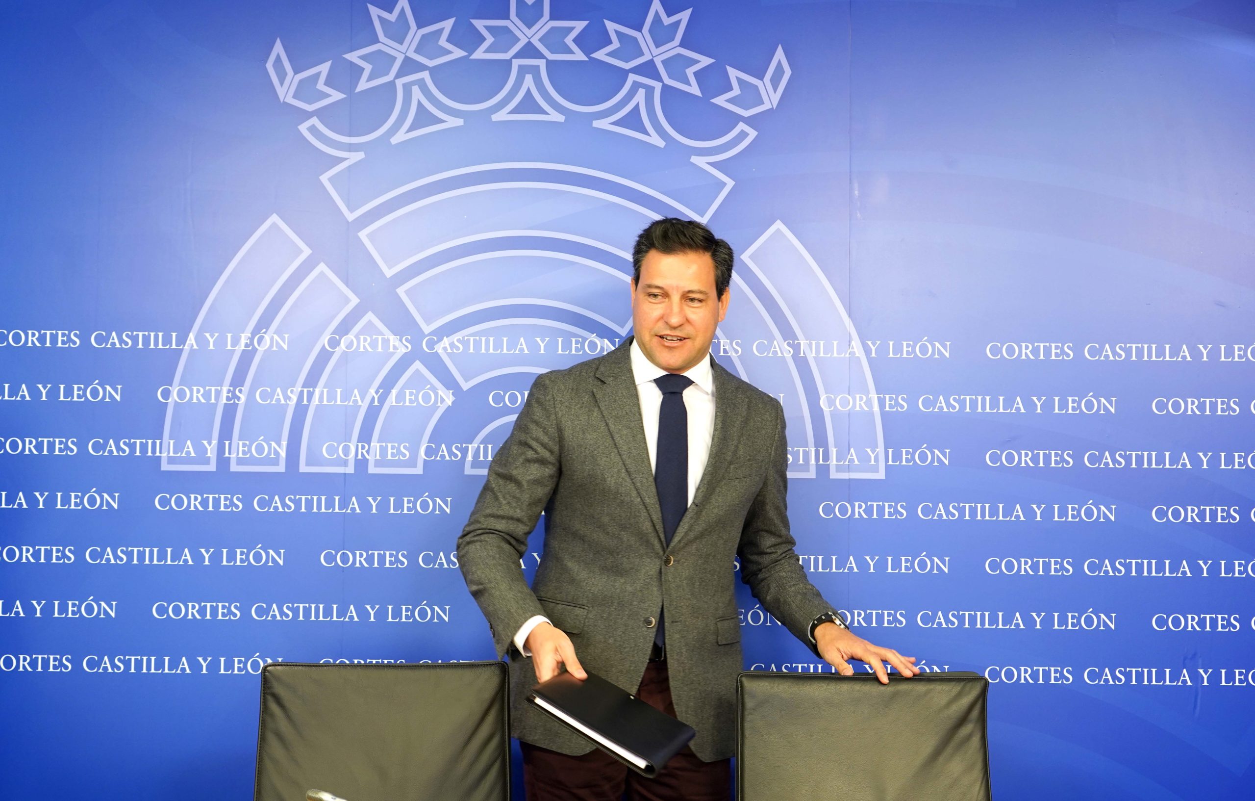 De la Hoz sugiere a Tudanca que pida a Puente las facturas de sus vacaciones