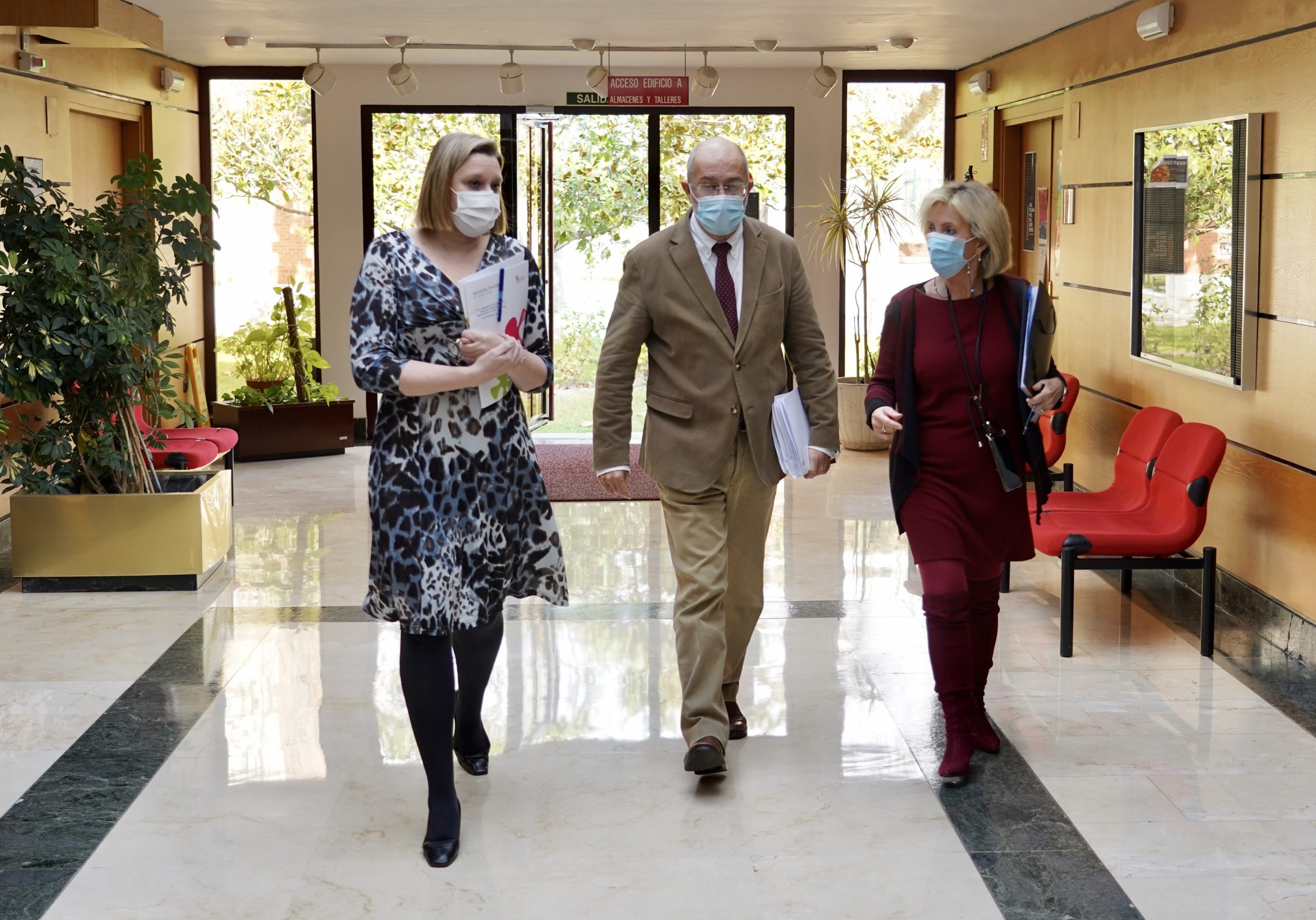 La Junta garantizará por ley la prestación a las personas dependientes sin familia