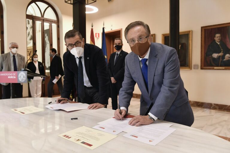 El presidente de Grupo Fuertes, Tomás Fuertes, y el rector de la Universidad de Murcia, José Luján, firman la renovación de la Cátedra de Excelencia Empresarial.