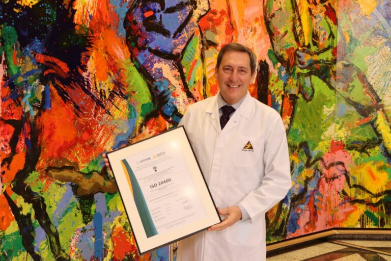 El director de Compras de Grupo Fuertes, Constantino Sánchez, muestra la certificación ISO 20400.