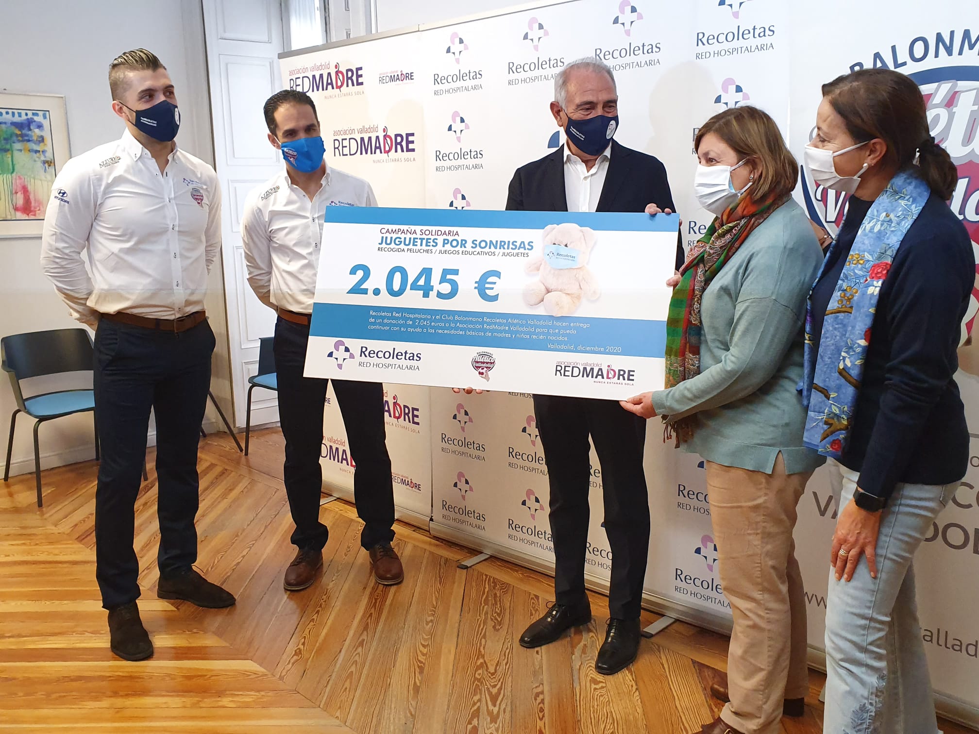 Grupo Recoletas entrega a Red Madre un cheque solidario de 2.000 euros
