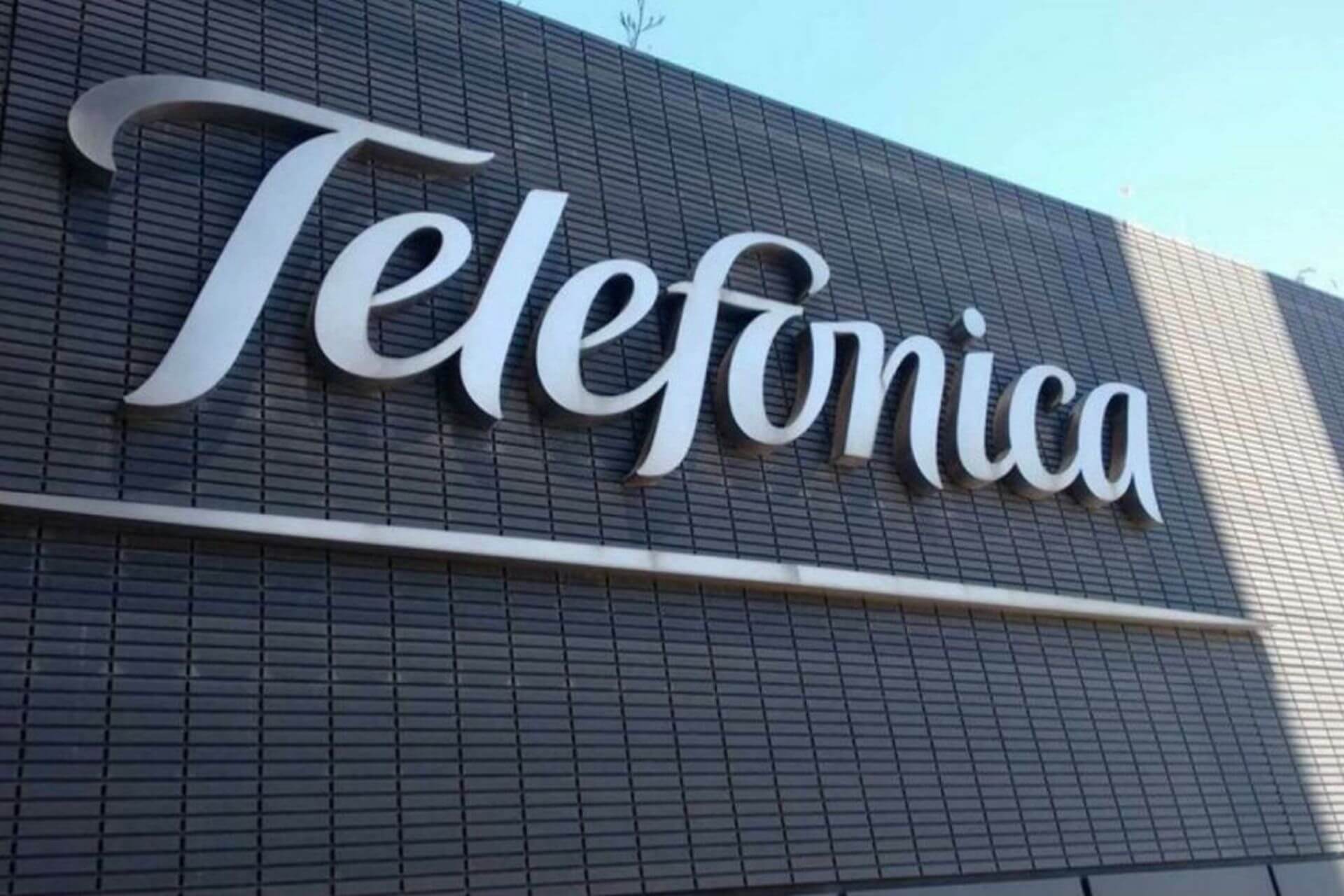 Luz verde de la CNMV a Telefónica  para cambiar los tradicionales postes de madera por poliéster