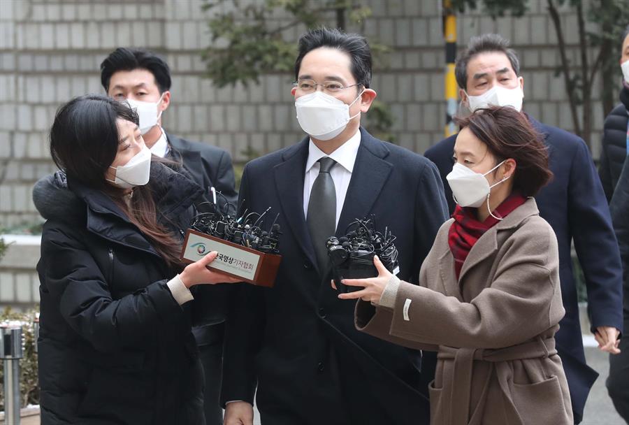 La Justicia condena a dos años y medio de cárcel al heredero de Samsung