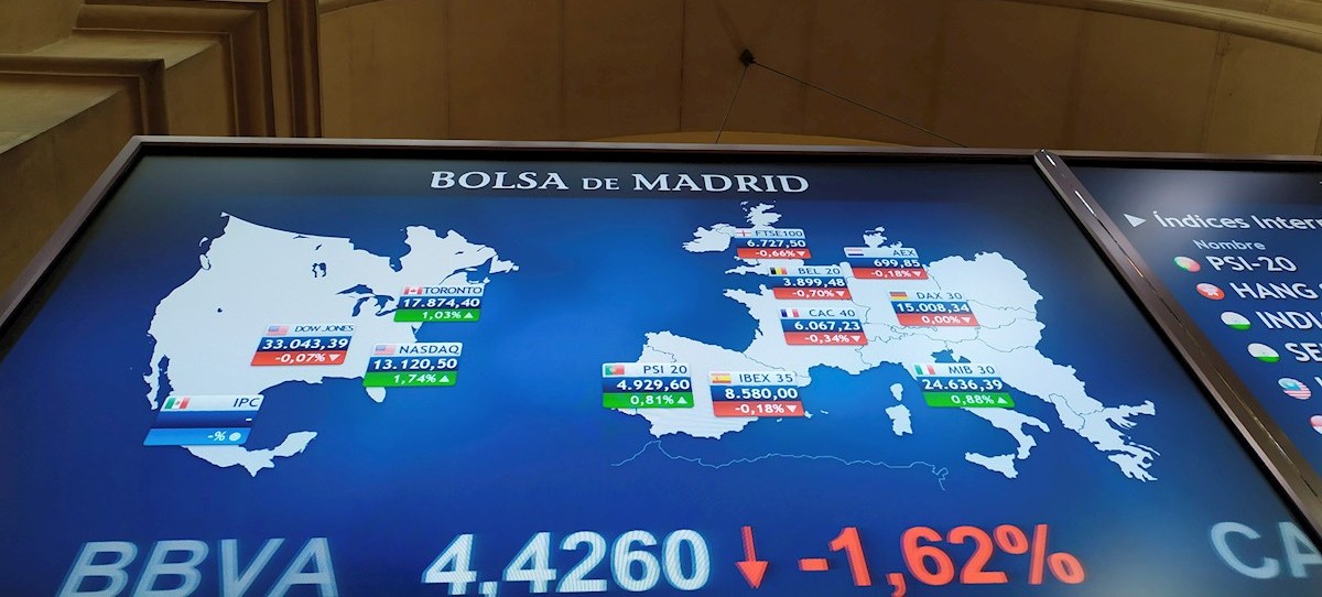 El IBEX 35 despide marzo, mes en el que ha subido más del 4%, a la baja