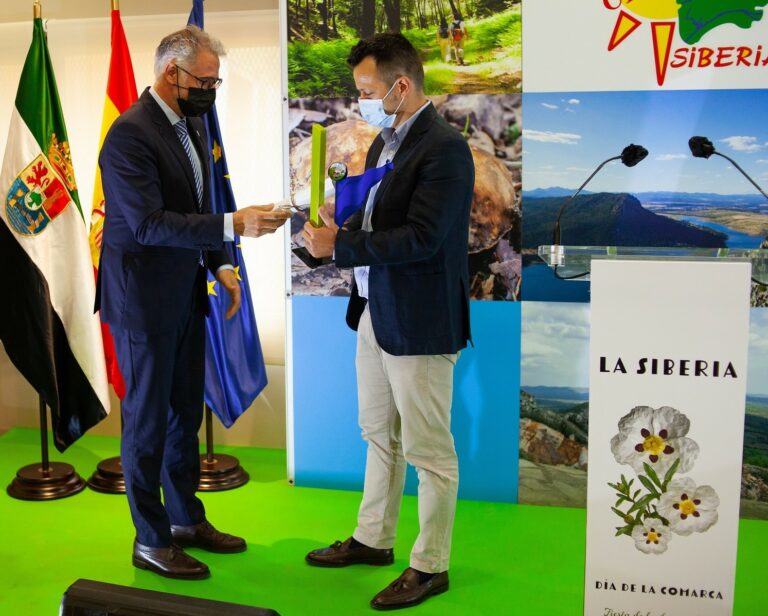 El director de la planta de Nestlé en Herrera del Duque, Iván Álvarez, (dcha.) recoge el galardón de manos del alcalde de Herrera del Duque y diputado provincial, Saturnino Alcázar (izq.)
