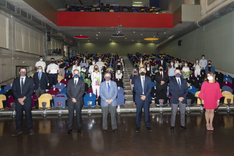 Los alumnos del programa formativo Business Talent de la Cátedra de Excelencia Empresarial de Grupo Fuertes reciben sus diplomas