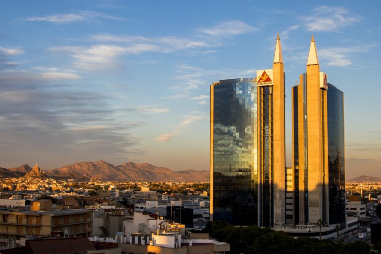 : Imagen del edificio Urban Center, propiedad de Grupo Fuertes.