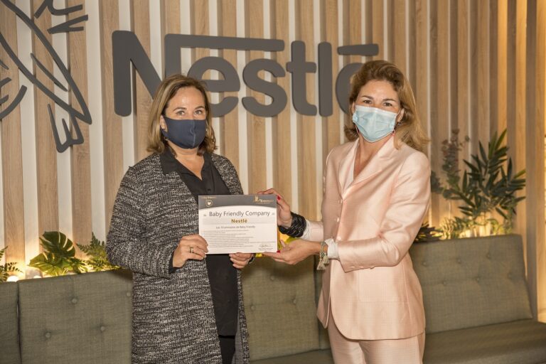 Bárbara Arimont, directora de RRHH de Nestlé España (derecha de la foto) recoge el sello Baby Friendly
