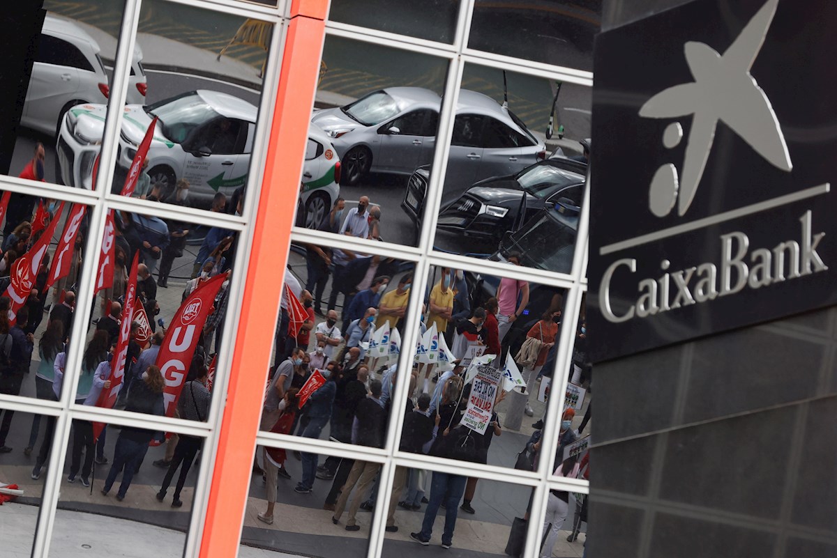 CaixaBank rebaja en 1.939 las salidas iniciales por el ERE y descarta las bajas forzosas