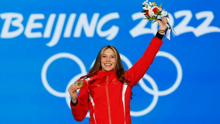 Eileen Gu es la deportista de China que más revuelo ha causado en EEUU.