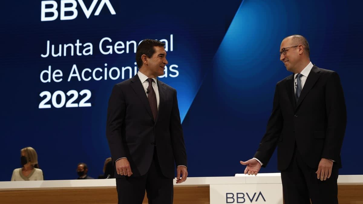 Protestas en la junta del BBVA de los empleados por el ERE y la merma en la atención al cliente