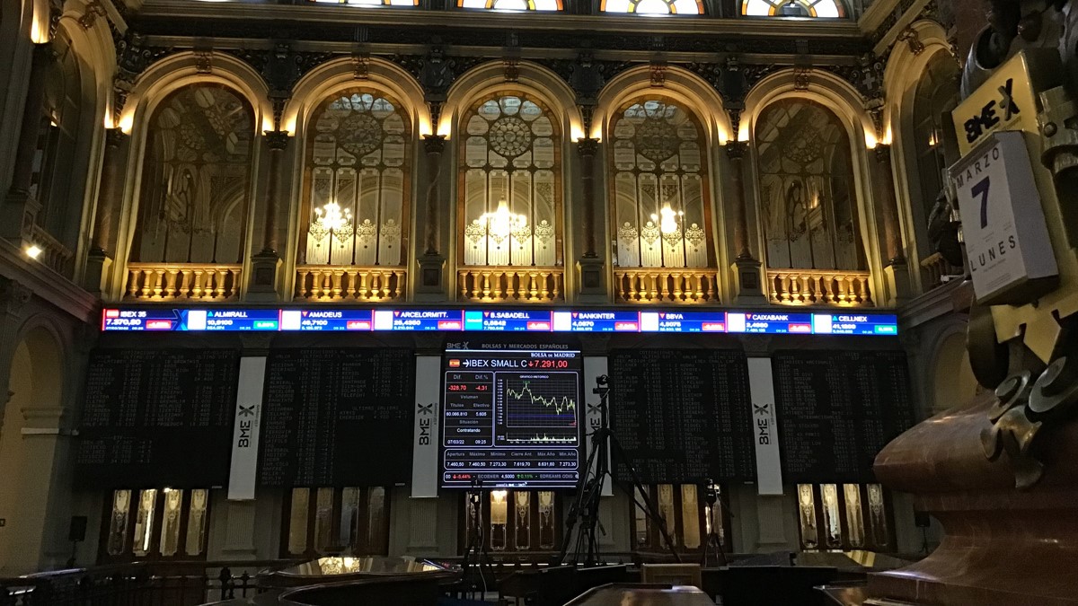 Entre los grandes del IBEX 35 caen BBVA, Santander, Telefónica e Inditex; suben Repsol e Iberdrola