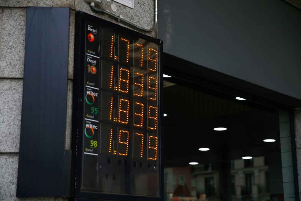 En gasolina y gasóleo, mejor bajar el IVA que el impuesto especial, según los economistas