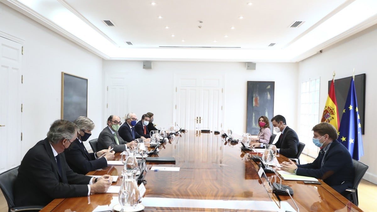 El Gobierno interviene el beneficio de las eléctricas a partir de los 67 euros MWh