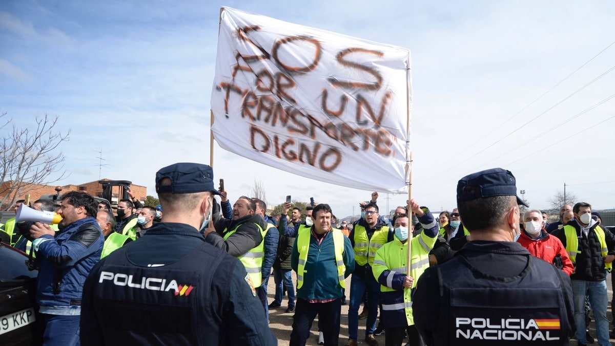 El Gobierno no negocia y ataca a los huelguistas del transporte mientras crece el desabastecimiento