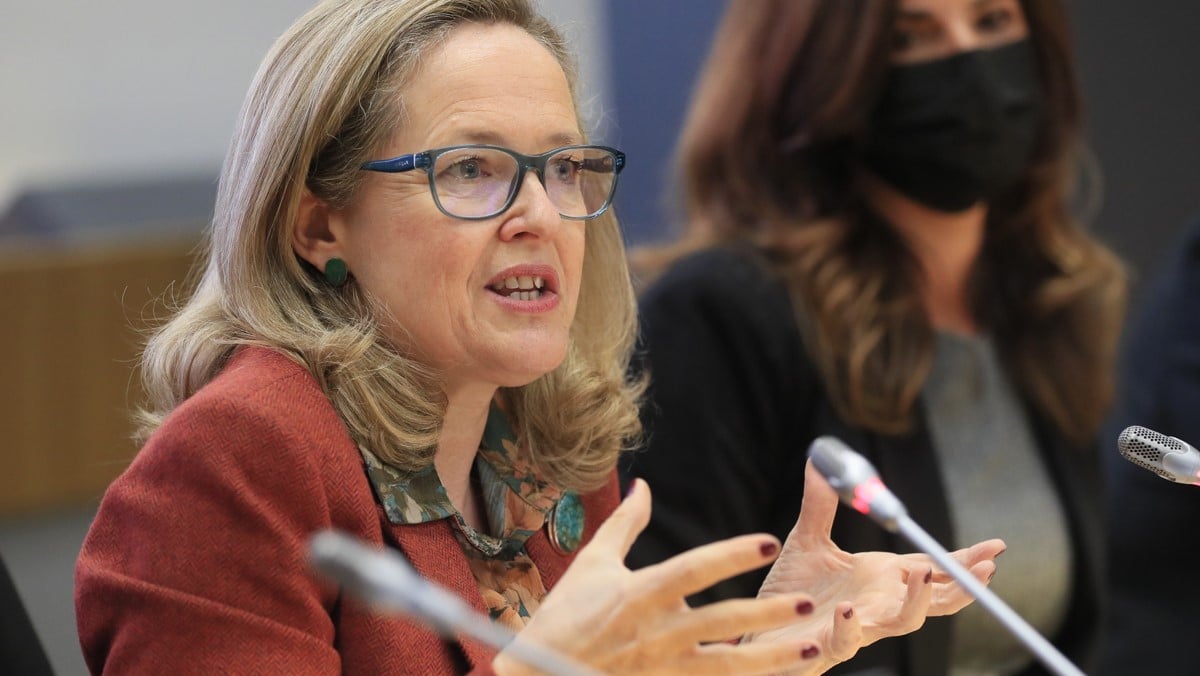 Calviño desafía a Torres, presidente del BBVA: La banca tiene que pagar ya por los depósitos