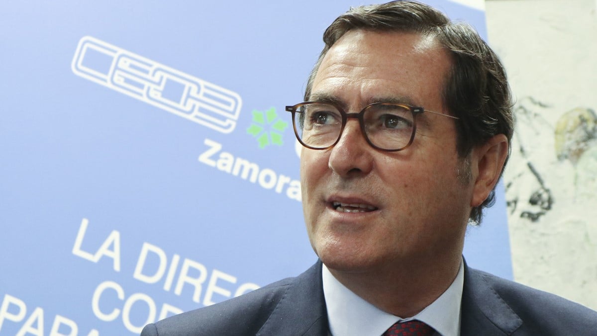 CEOE propone subir el salario mínimo un 3%, hasta los 1.112 euros brutos al mes