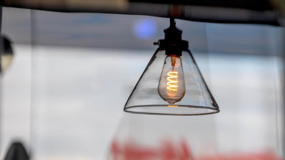 La luz se dispara este martes festivo a 287 euros MWh, su precio más alto en dos meses