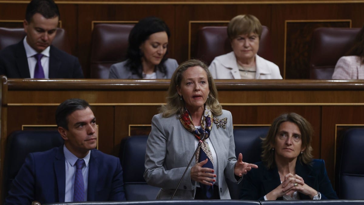 Los consumidores pagarán la diferencia entre el tope del gas y el precio real, reconoce Ribera