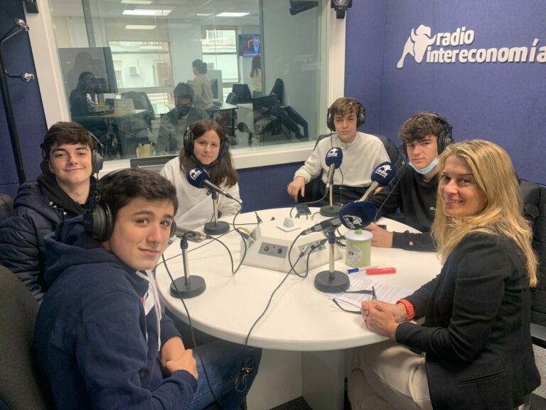 alumnos del programa ESO+empresa con Elena Fraile, directora de Radio Intereconomía.