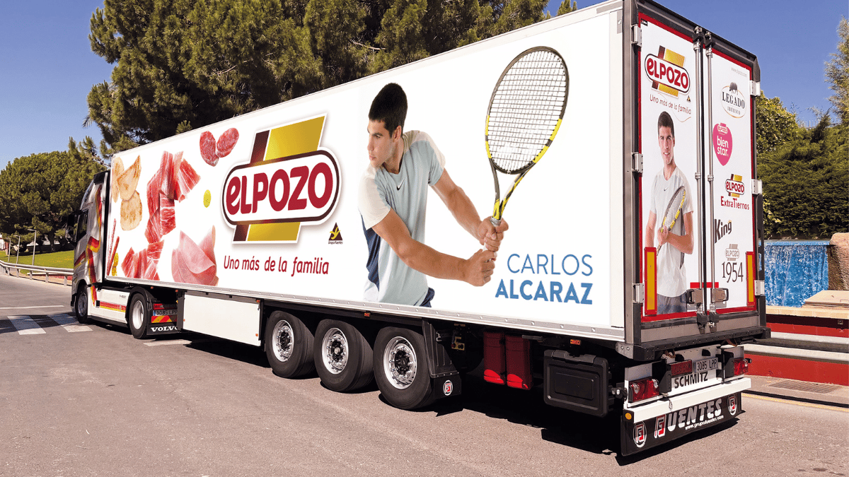 El Pozo Alimentación renueva el diseño de sus camiones con la imagen de Carlos Alcaraz