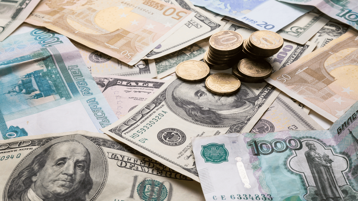 El euro cae al mínimo desde hace casi dos décadas, por debajo de 1,03 dólares