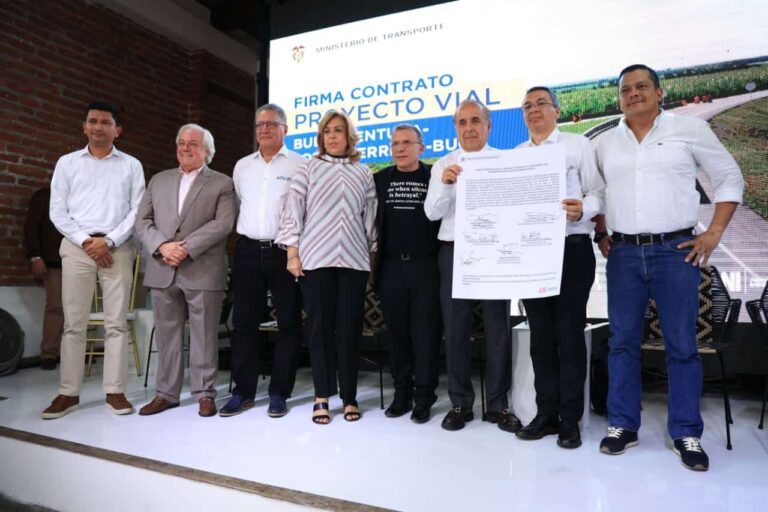El ministro de Transportes de Colombia, Guillermo Francisco Reyes González, presidió la firma del contrato.