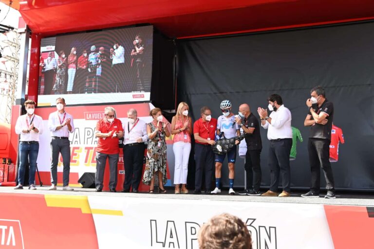 Homenaje a Valverde y corte de cinta de la salida de la etapa 11 de La Vuelta a España.