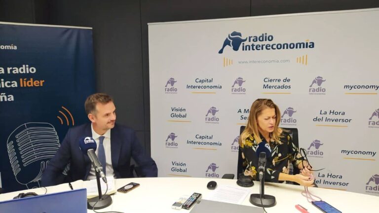 Álvaro de la Haza, director Family Office de la familia Cosentino, con Elena Fraile en Con I de Inmobiliario