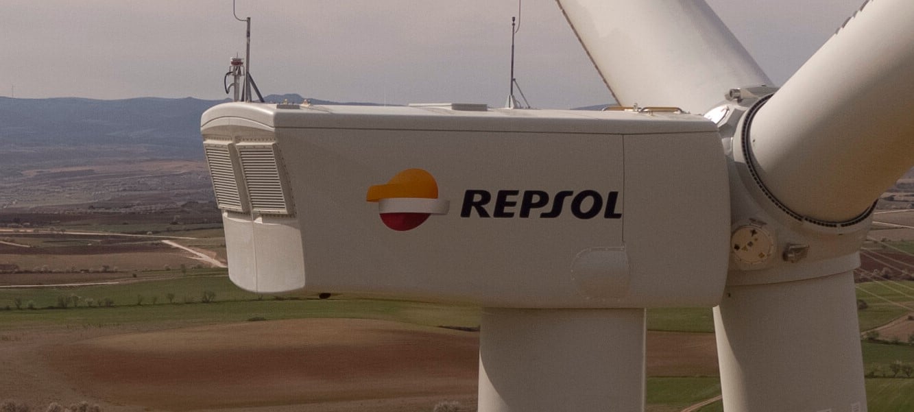 Repsol, entre las energéticas, y Caixabank, entre los bancos, lo más afectados por el impuesto especial por su tamaño en España