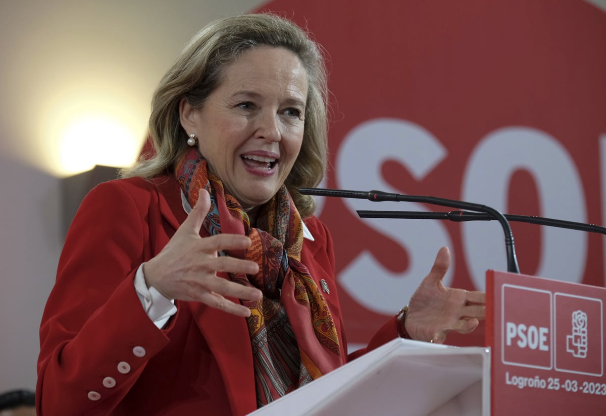 Calviño acusa a banca y empresas de subir márgenes con la guerra de Ucrania para justificar el alza de impuestos